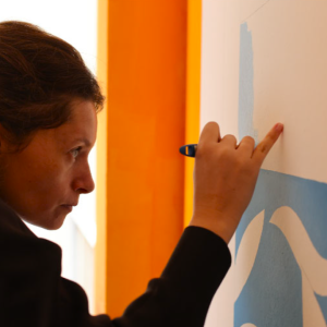 l'artiste peint gros plan visage